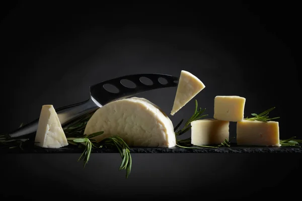 带迷迭香和刀的绵羊奶酪在黑色背景下 — 图库照片
