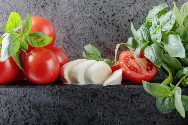 Mozzarella Con Albahaca Tomates Sobre Fondo Antigua Pared Gris Copia — Foto de Stock