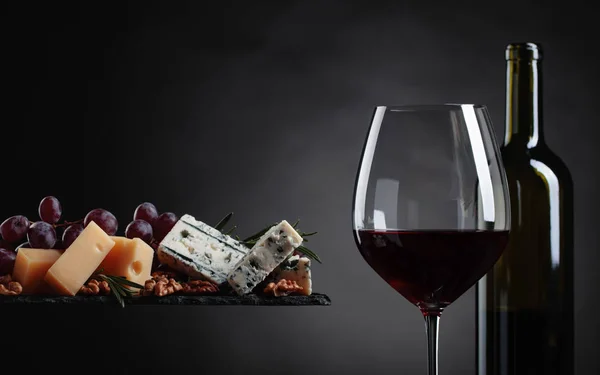 Glas Rotwein Mit Verschiedenen Käsesorten Trauben Und Walnüssen Auf Schwarzem — Stockfoto