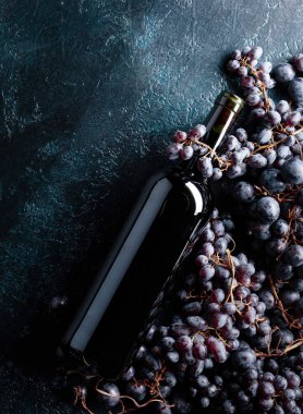 Metniniz için kırmızı şarap ve üzüm, üstten görünüm, kopya alanı şişe.