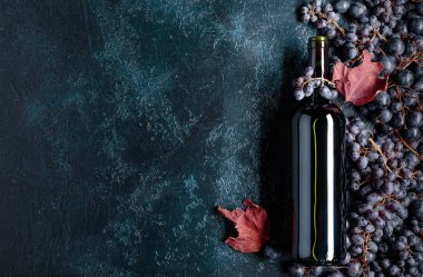 Metniniz için kırmızı şarap ve üzüm, üstten görünüm, kopya alanı şişe.