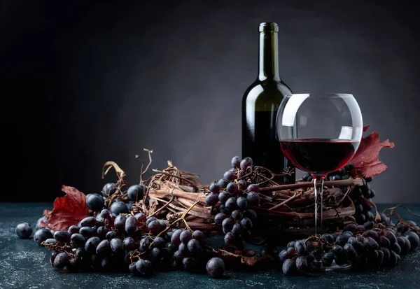 Bottle Glass Red Wine Grapes — Stock Photo, Image