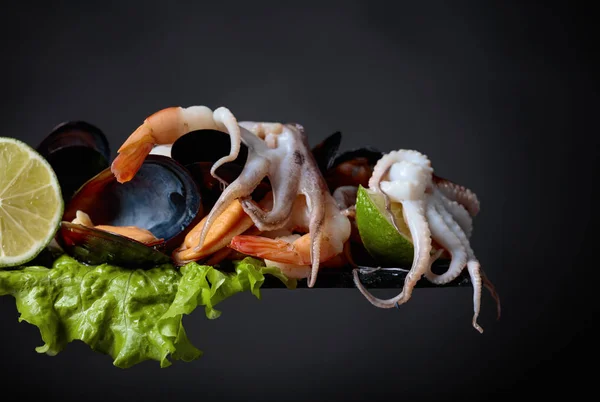 Bardak Beyaz Şarap Lezzetli Deniz Ürünleri Salata Kireç Dilimleri Siyah — Stok fotoğraf