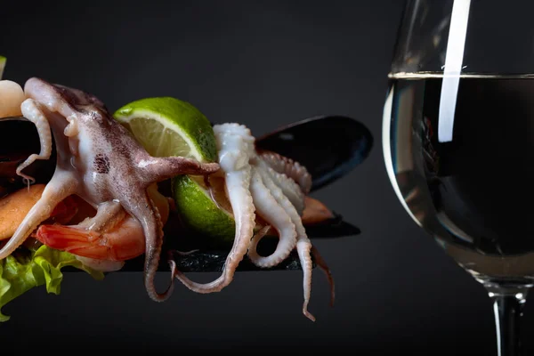 Bardak Beyaz Şarap Lezzetli Deniz Ürünleri Salata Kireç Dilimleri Siyah — Stok fotoğraf