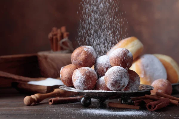 古い木製のテーブル砂糖とシナモンスティックと甘いドーナツ粉 — ストック写真