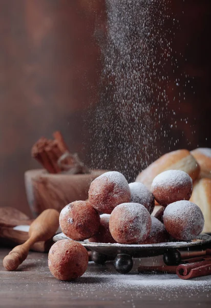 Donuts Sucrés Avec Bâtonnets Cannelle Poudre Sucre Sur Une Vieille — Photo