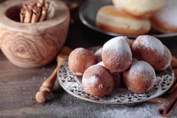 Сладкие Пончики Коричными Палочками Порошок Сахаром Старом Деревянном Столе — стоковое фото