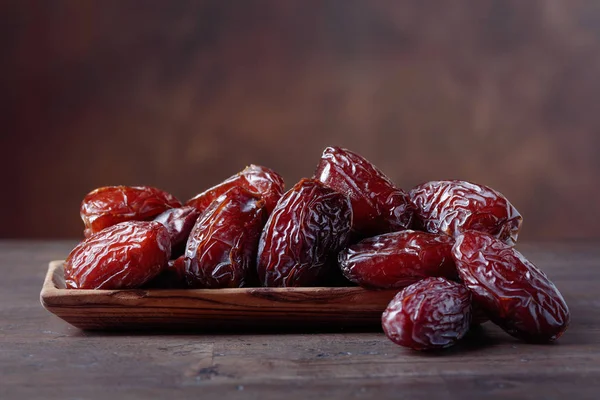 Dates Juteuses Dans Bol Sur Une Vieille Table Bois — Photo