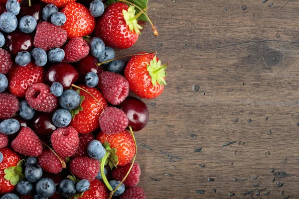 Jagody Zbliżenie Różne Mieszanki Truskawek Jagód Malin Sweet Cherry Podłoże — Zdjęcie stockowe