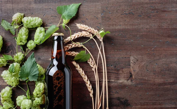Bir Şişe Bira Tahıl Eski Ahşap Arka Plan Atlama Sayısının — Stok fotoğraf