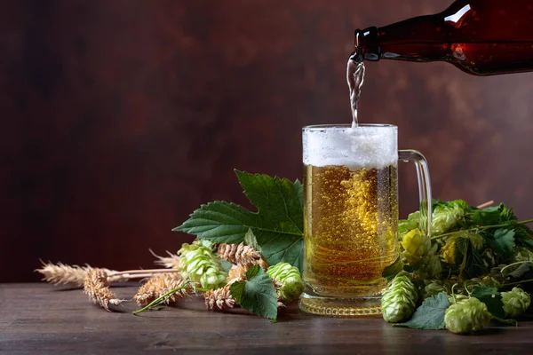 Mok Van Bier Graan Hop Een Oude Houten Tafel Bier — Stockfoto