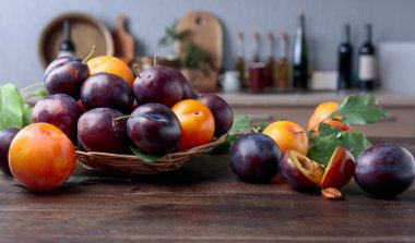 Mutfak masasının üzerinde olgunlaşmış sulu Erik. Seçici odak.