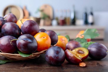 Mutfak masasının üzerinde olgunlaşmış sulu Erik. Seçici odak.