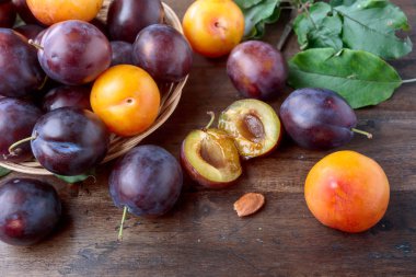 Ahşap arka plan üzerinde olgunlaşmış sulu Erik. 