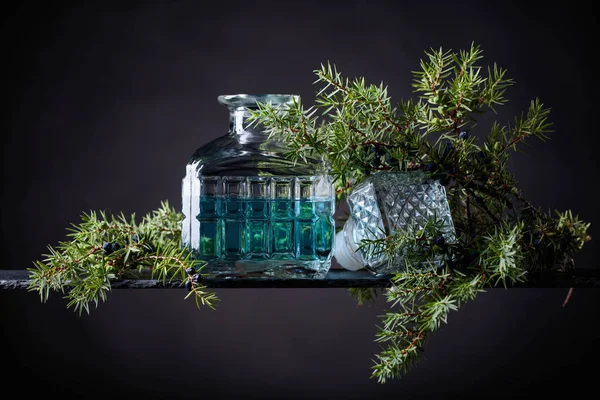 Gin Blu Decanter Cristallo Ramo Ginepro Con Bacche Fondo Nero — Foto Stock