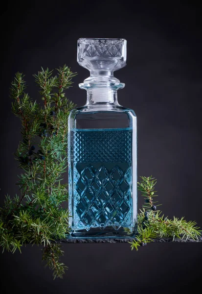Gin Blu Decanter Cristallo Ramo Ginepro Con Bacche Fondo Nero — Foto Stock