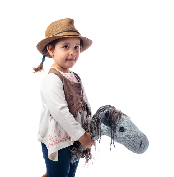 Χαριτωμένο Μικρό Κορίτσι Ντυμένος Σαν Καουμπόης Παίζει Ένα Σπιτικό Άλογο — Φωτογραφία Αρχείου