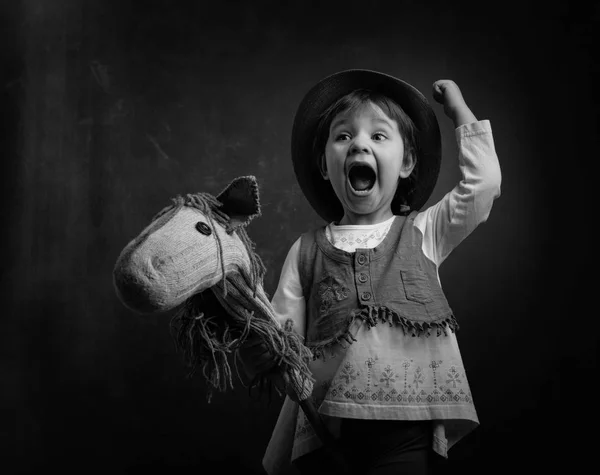 Linda Niña Vestida Como Vaquero Jugando Con Caballo Casero Blanco —  Fotos de Stock