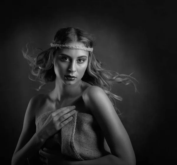 Retrato Jovem Mulher Bonita Com Cabelo Encaracolado Maquiagem Perfeita Vestido — Fotografia de Stock