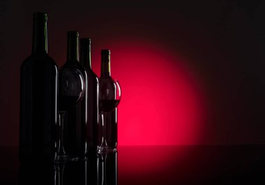 Gözlük ve şişe kırmızı şarap, metniniz için kopya alanı.