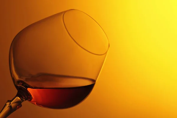 Snifter Brandy Con Spazio Copia Testo Sfondo Giallo — Foto Stock