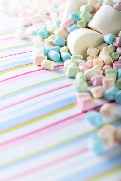 Close-up de vários marshmallows em um fundo listrado . — Fotografia de Stock