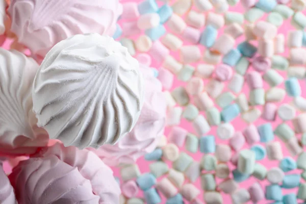 Marshmallows na růžovém pozadí . — Stock fotografie