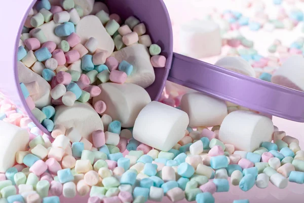 Fialový džber s různými marshmallows. — Stock fotografie