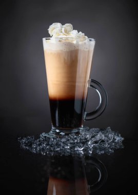 Soğuk kahve içecek veya kokteyl siyah bir zemin üzerine krema ile. 
