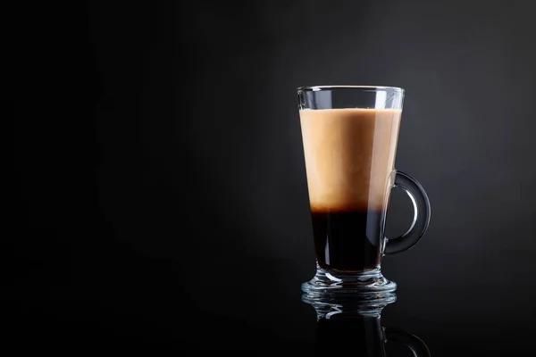 Kaffe Drink Eller Cocktail Med Grädde Svart Bakgrund Kopiera Utrymme — Stockfoto