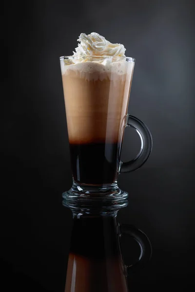 Kaffe Drink Eller Cocktail Med Grädde Svart Bakgrund Kopiera Utrymme — Stockfoto