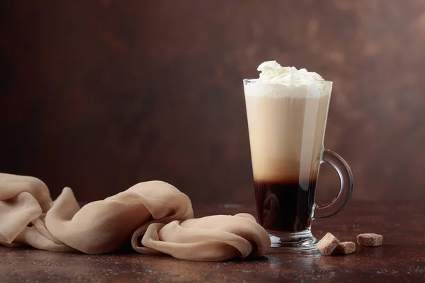 Bebida Café Cóctel Con Crema Trozos Azúcar Morena Sobre Fondo — Foto de Stock