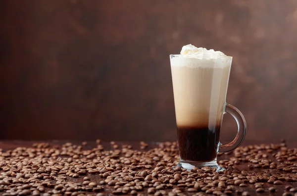 Kaffe Drink Eller Cocktail Med Grädde Brun Bakgrund Kopiera Utrymme — Stockfoto