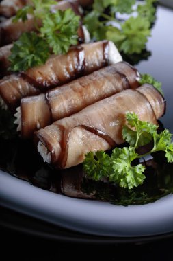 Lezzetli patlıcan peynir ve sarımsak ile doldurulmuş rulo .