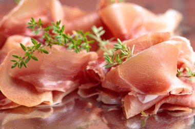 İtalyan prosciutto crudo veya jamon metal bir tepside kekik ile . 