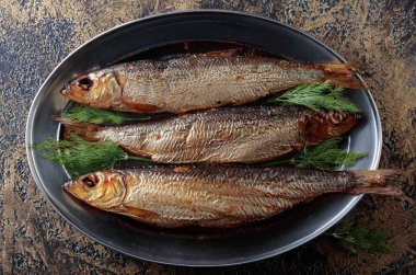 Metal bir tabak üzerine dereotu ile ringa balığı füme. Metniniz için kopya alanı.