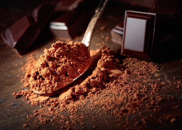 Разбитые Кусочки Шоколада Какао Порошок Маленькой Ложке Деревянном Фоне — стоковое фото