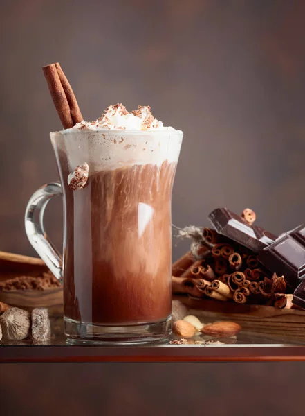 Κακάο Κρέμα Κανέλα Κομμάτια Σοκολάτας Και Διάφορα Μπαχαρικά Φόντο Καφετί — Φωτογραφία Αρχείου