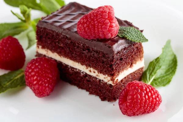 Шоколадний Торт Малиною Ятою Білій Тарілці — стокове фото