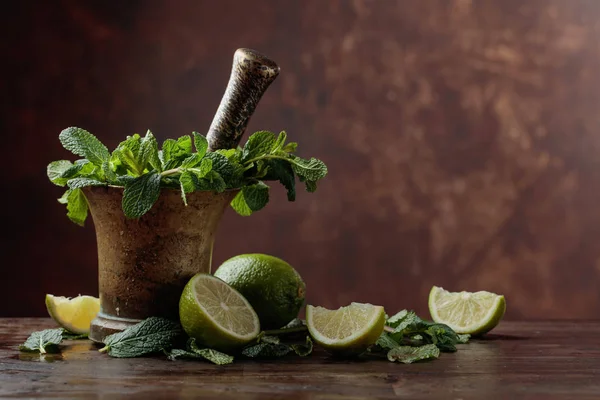 Eski Ahşap Masada Taze Yeşil Organik Nane Limon Boşluğu Kopyala — Stok fotoğraf