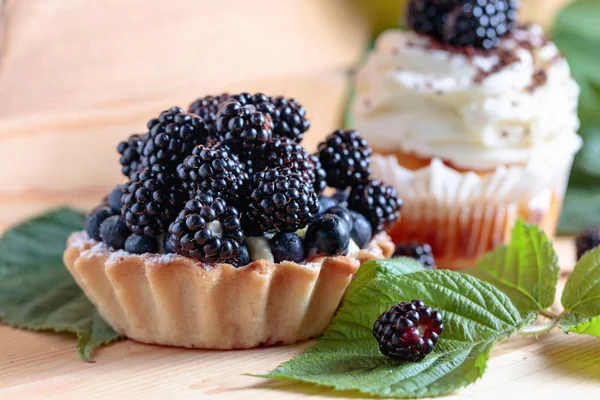 Tasty Blackberry Cakes Berries Cream Wooden Table — Stock Photo, Image