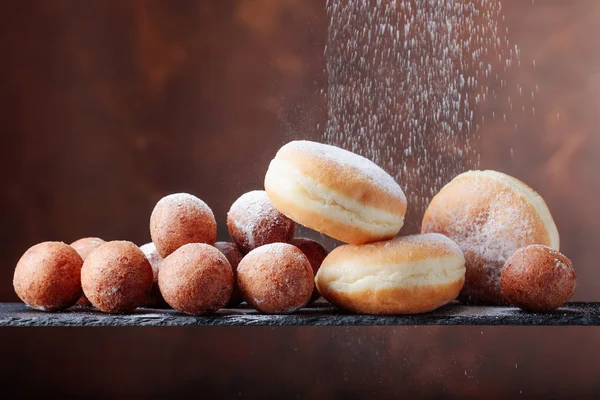 茶色の背景 コピー領域に砂糖甘いドーナツ粉 — ストック写真