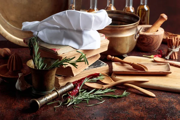Beyaz Şefin Şapka Eski Yemek Kitapları Baharat Mutfak Masasında Biberiye — Stok fotoğraf