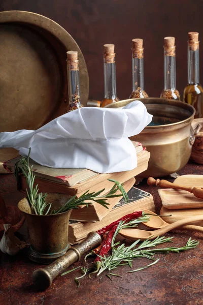 Beyaz Şefin Şapka Eski Yemek Kitapları Baharat Mutfak Masasında Biberiye — Stok fotoğraf