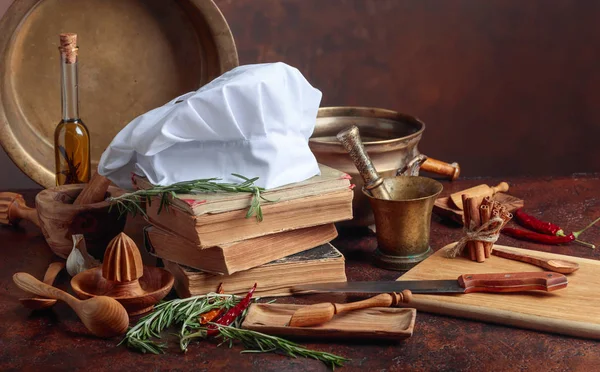 Witte Chef Hat Oude Kookboeken Keukengerei Met Specerijen Rozemarijn Een — Stockfoto