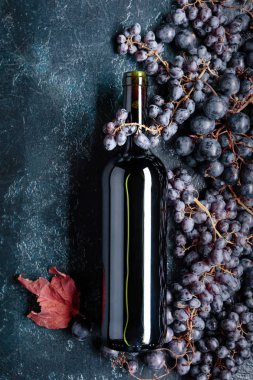 Metniniz için kırmızı şarap ve üzüm, üstten görünüm, kopya alanı şişe.