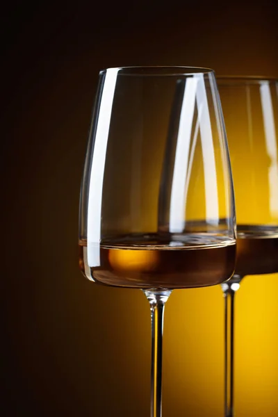 Vasos Vino Blanco Sobre Fondo Amarillo Copiar Espacio — Foto de Stock