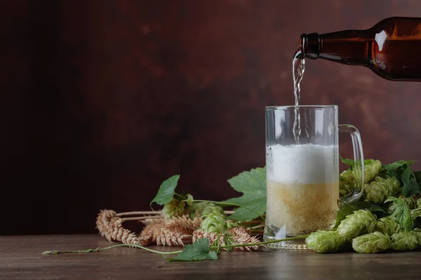 Mok Van Bier Graan Hop Een Oude Houten Tafel Bier — Stockfoto