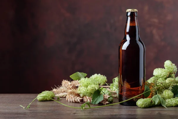 Fles Bier Graan Hop Een Oude Houten Tafel Vrije Ruimte — Stockfoto
