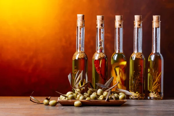 Зелені Оливки Пляшки Оливкової Олії Спеціями Травами — стокове фото
